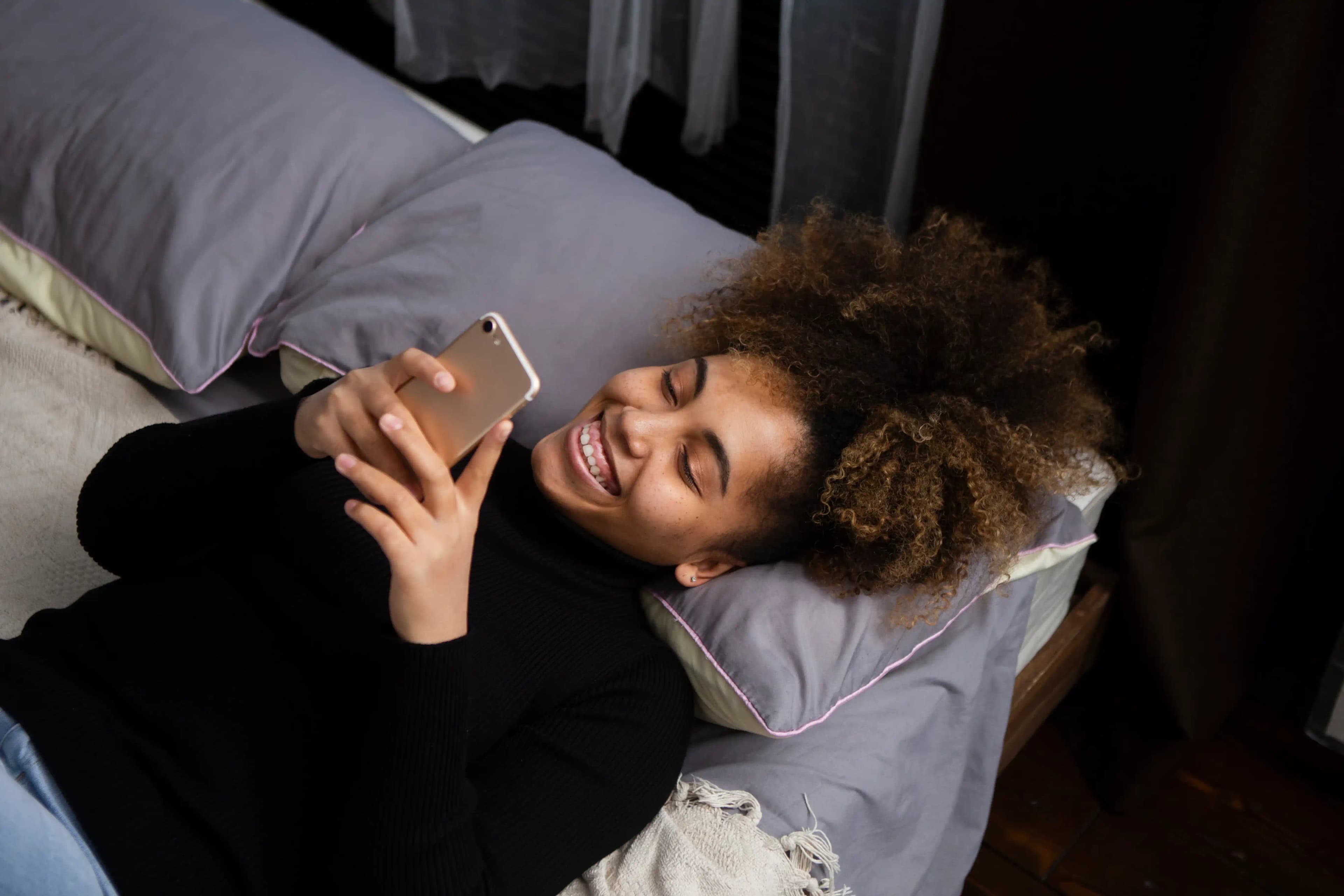 lady-holding-phone